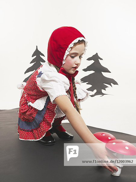 Porträt eines kleinen Mädchens verkleidet als Rotkäppchen