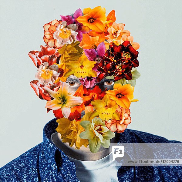 Kopf und Schultern Porträt eines Mannes mit Blumen  die sein Gesicht bedecken