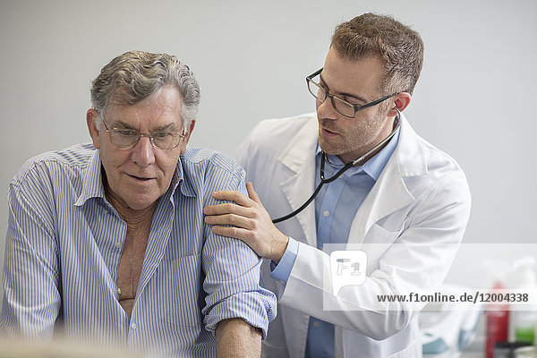 Arzt bei der Untersuchung eines älteren Patienten in der Praxis
