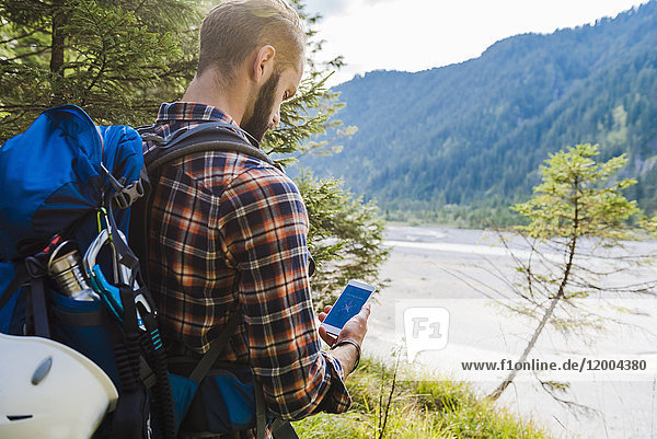 Wanderer Orientieren mit dem Handy