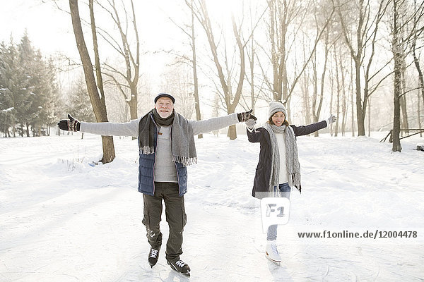 Happy Senior Paar Eislaufen