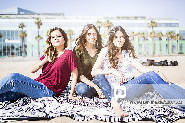 Drei Freundinnen entspannen sich am Strand