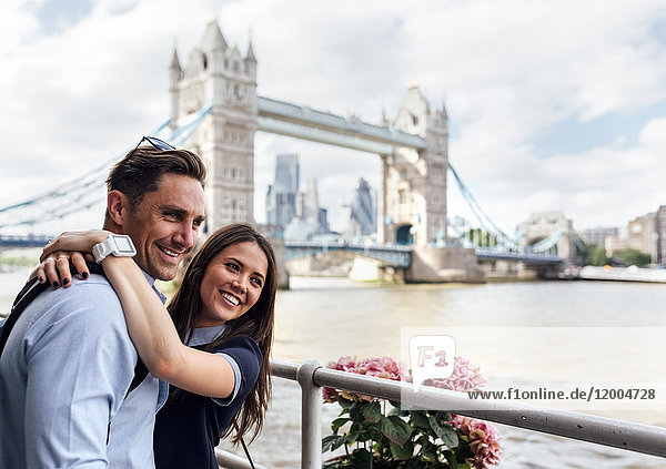 UK  London  lächelndes Paar mit der Tower Bridge im Hintergrund