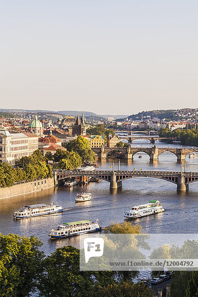 Tschechien  Prag  Stadtbild mit Karlsbrücke und Booten auf der Moldau