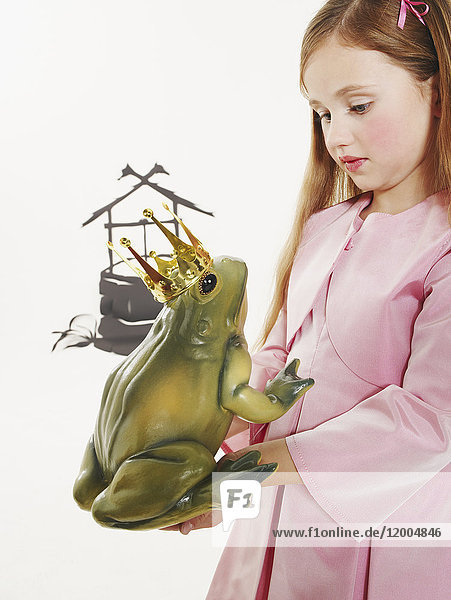 Porträt eines kleinen Mädchens  das den Froschkönig beobachtet.