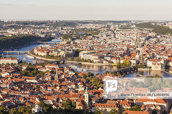 Tschechien  Prag  Stadtbild mit Altstadt  Karlsbrücke und Moldau