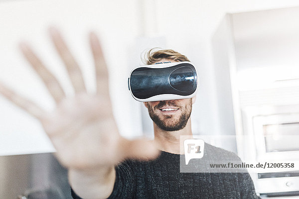 Lächelnder Mann mit Virtual Reality Brille
