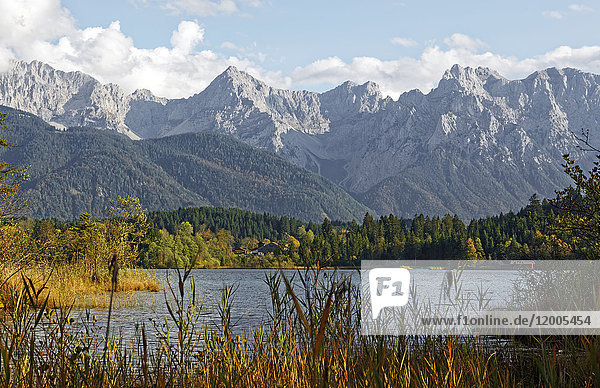 Deutschland  Kruen  Barmsee mit Karwendelgebirge im Hintergrund