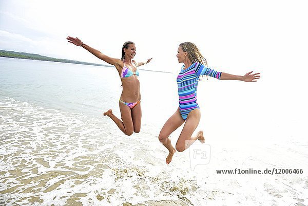 Zwei Frauen haben Spaß am Strand