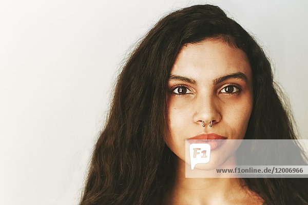 Porträt einer gemischtrassigen Frau mit Nasenring