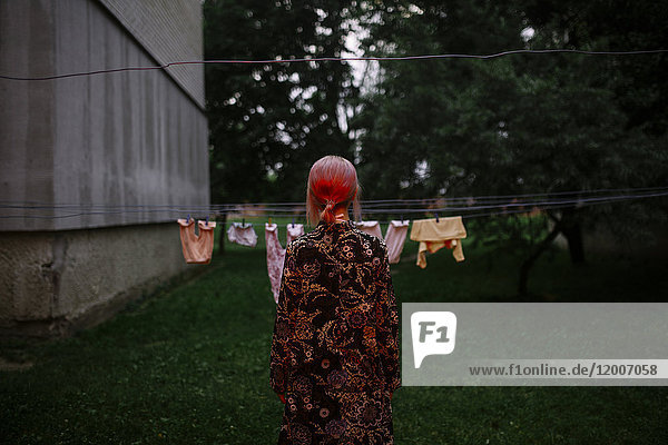 Kaukasische Frau starrt auf Wäscheleine