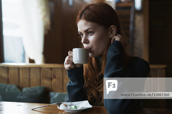 Frau trinkt Kaffee im Cafe