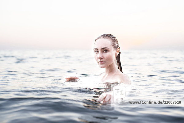 Porträt einer Frau in ernster Lage beim Schwimmen