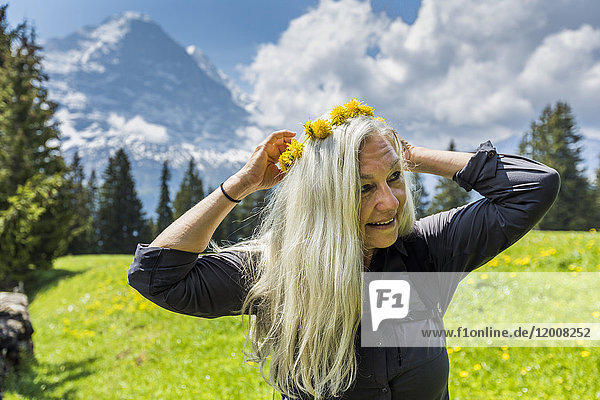 Kaukasische Frau mit Blumenkranz