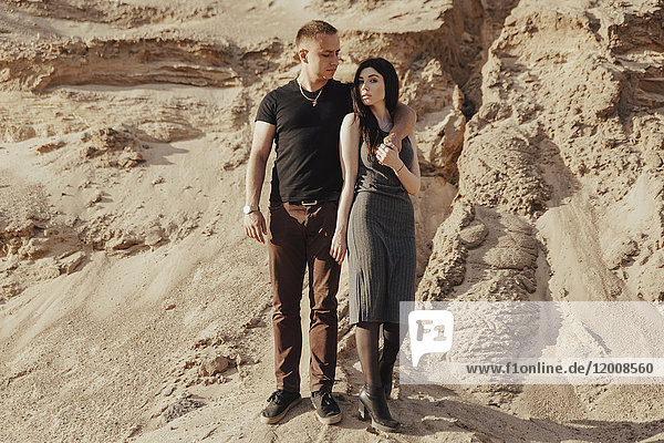 Paar aus dem Nahen Osten steht in der Wüste
