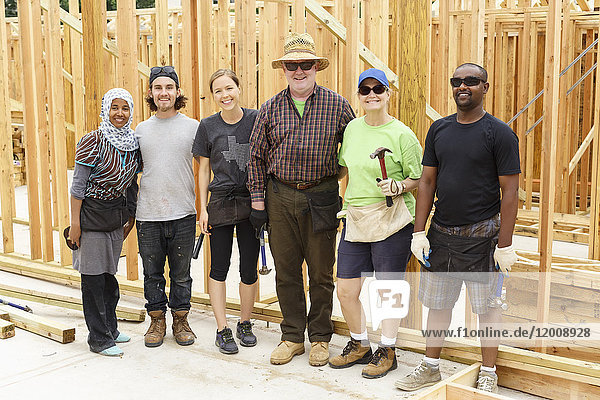 Freiwillige posieren auf der Baustelle