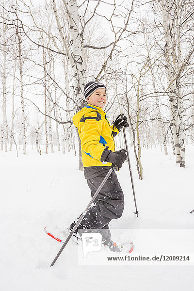 Kaukasischer Junge beim Schneeschuhwandern