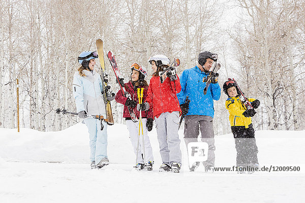 Lächelnde kaukasische Familie im Skiurlaub
