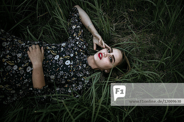 Kaukasische Frau liegt im Gras