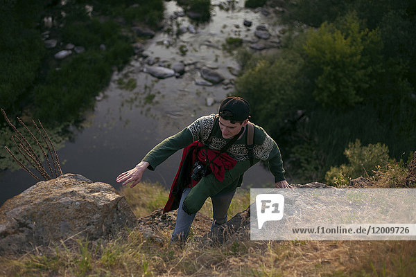 Kaukasischer Mann wandert in der Nähe des Flusses