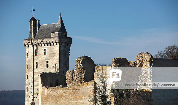 Frankreich  Indre et Loire  Chateau feodal de Chinon. Allgemeiner Blick auf den Uhrenturm (Eingang) und die alten Mauern.