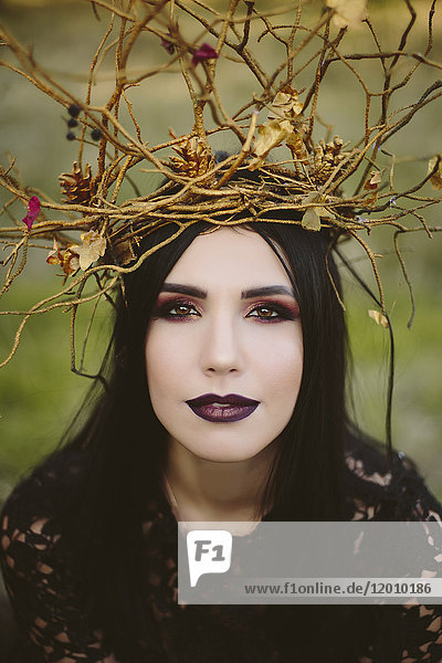 Gotische kaukasische Frau mit Krone aus Zweigen