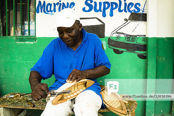 Ein Kunsthandwerker baut ein traditionelles Boot nach  das früher zum Walfang verwendet wurde  Bequia  Saint-Vincent und die Grenadinen  Westindische Inseln