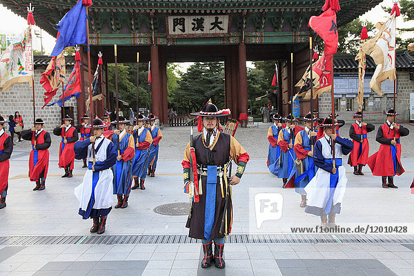 South Korea  Seoul  Deoksugung Palace  changing of the guard ceremony