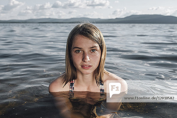 Ernste kaukasische Frau schwimmt im Meer