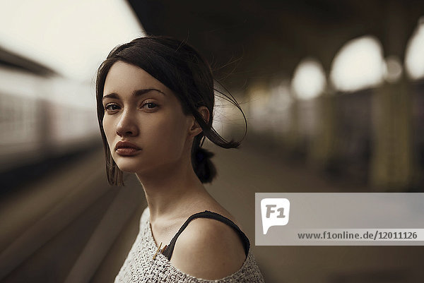Porträt einer ernsten kaukasischen Frau am Bahnhof