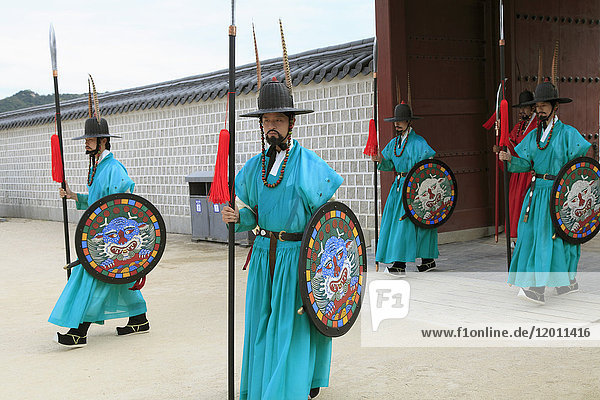 South Korea  Seoul  Gyeongbokgung Palace  changing of the guard ceremony