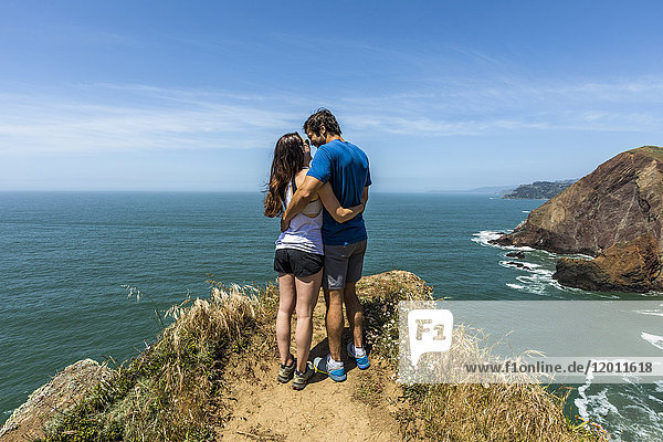 Paar umarmt in der Nähe von malerischen Blick auf den Ozean