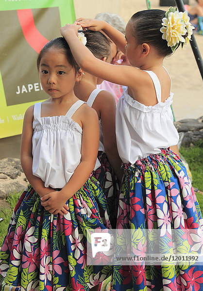 Hawaii  Oahu  Waikiki  young girls  traditional dress