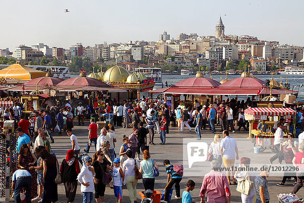 Türkei  Istanbul (Stadtbezirk Fatih) Eminonu-Viertel  Restaurants in der Nähe des Bosporus  Galata-Turm im Hintergrund