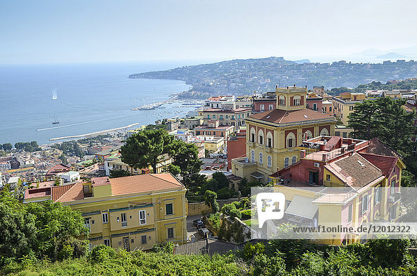 Blick über die Bucht von Neapel an der Küstenlinie Kampaniens. Historische Gebäude  sowie Yachthafen und Strände.