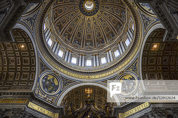Der Petersdom in Rom  italienische Renaissance-Architektur und UNESCO-Weltkulturerbe. Innenansichten der Kuppeldecke mit sakralen Kunstwerken und Fresken.