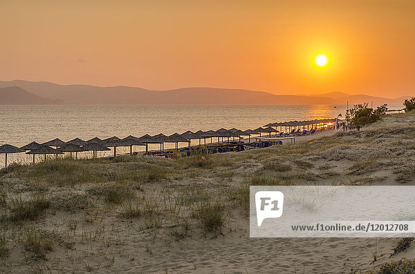 Sandstrand bei Sonnenuntergang auf der Insel Naxos  Griechenland.