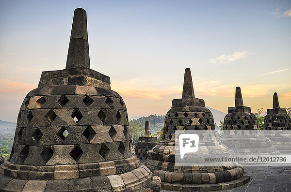 Borobudur-Tempel,  ein buddhistischer Tempel aus dem 9. Jahrhundert mit Terrassen und Stupa mit vergittertem Äußeren,  Glockentempel mit Buddhastatuen. UNESCO-Weltkulturerbe.