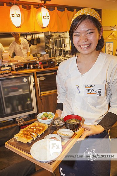 Japan  Honshu  Tokio  Restaurant Waiteress Servieren von Speisen