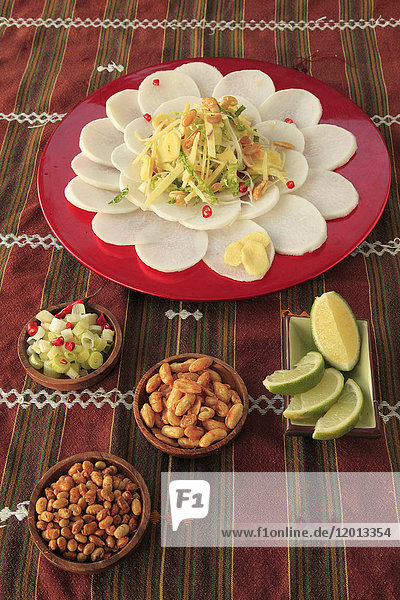 Birmesischer Ingwer-Rettich-Salat mit Beilagen