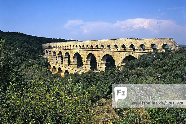 Frankreich  Südfrankreich  Pont du Gard  römisches Aquädukt aus dem I. Jahrhundert am Fluss Gardon. Gesamtansicht von den Holzhügeln (ohne den Fluss)