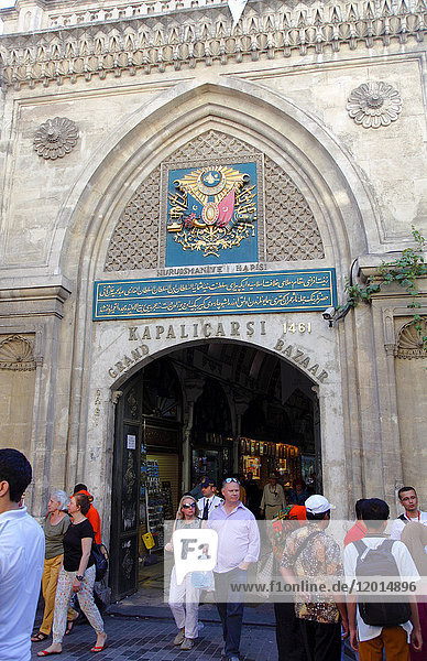 Türkei  Istanbul (Stadtbezirk Fatih)  Stadtteil Beyazit  Eingang zum Großen Basar  Nuruosmaniye-Tor
