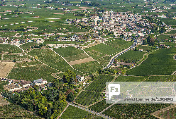 Frankreich  Gironde  Luftaufnahme von Saint-Emilion und Chateau La Gaffeliere (UNESCO-Welterbe)