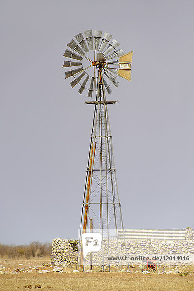 Afrika  Südliches Afrika  Namibia  Provinz im Norden  Region Kamanjab  Windturbine