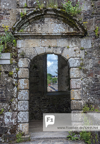 Bretagne  Fougeres  feudale Kirche  Tür des Turms von Coigny (auf dem Weg nach Santiago de Compostela)