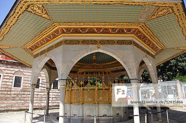 Türkei  Istanbul  Gemeinde Fatih  Stadtteil Sultanahmet  Basilika Sainte Sophie (Aya Sofia Museum)  Brunnen aus dem Jahr 1740
