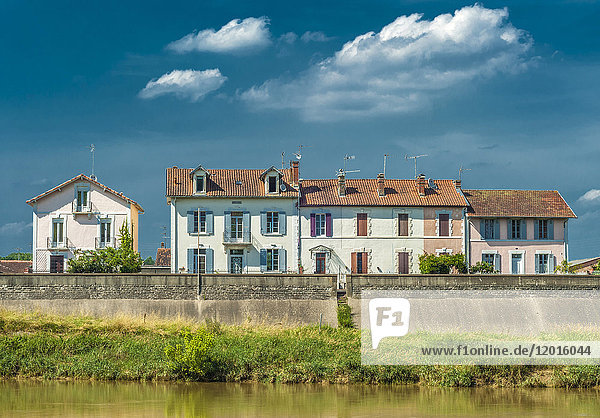 Frankreich  Landes  Thermalstadt Dax  kleine einstöckige Gebäude am Ufer des Flusses Adour