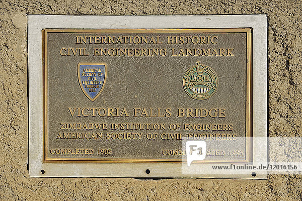Afrika  Südliches Afrika  Simbabwe  Provinz der Norden von Matabeleland  Victoria Falls  Stadt  metallische Brücke (Deck)  Straßenschild
