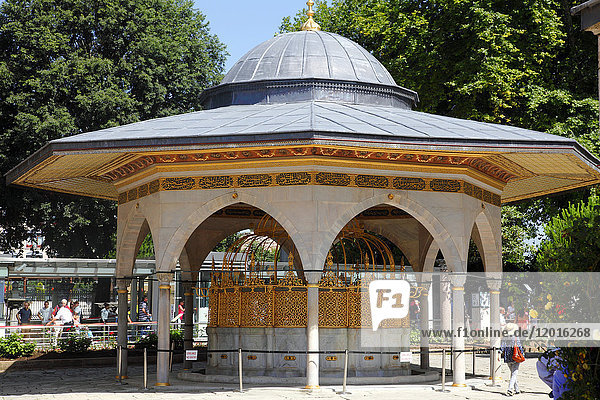 Türkei  Istanbul  Gemeinde Fatih  Stadtteil Sultanahmet  Basilika Sainte Sophie (Aya Sofia Museum)  Brunnen von 1740
