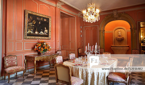 Frankreich  Mittelfrankreich  Touraine  Chateau de Villandry  der Speisesaal mit dem eingeschalteten Licht und dem gedeckten Tisch  wie er früher war.